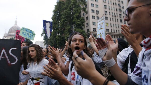 Estudantes e professores de institutos federais e universidades fazem manifestação na Avenida Presidente Vargas em protesto contra o bloqueio de verbas da educação - Sputnik Brasil