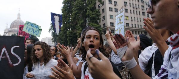 Estudantes e professores de institutos federais e universidades fazem manifestação na Avenida Presidente Vargas em protesto contra o bloqueio de verbas da educação - Sputnik Brasil