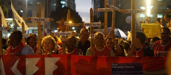 Manifestantes protestam no Rio contra cortes na educação e medidas do governo Bolsonaro, 30 de maio - Sputnik Brasil