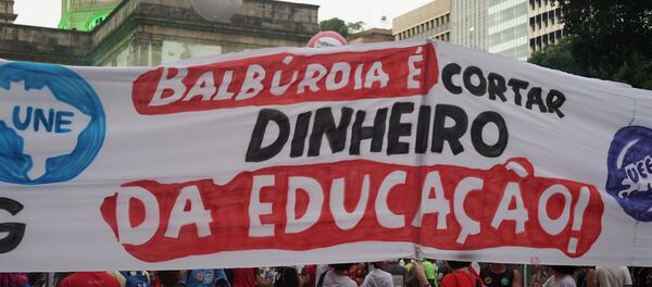 'Balbúrdia é cortar dinheiro da educação': manifestantes no centro do Rio protestam contra cortes do governo, 30 de maio - Sputnik Brasil
