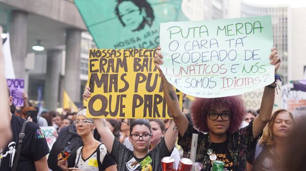 Ato contra os cortes do governo Bolsonaro tomaram as ruas do centro do Rio em 30 de maio - Sputnik Brasil