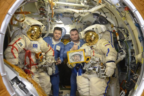 Cosmonautas russos recebem doses da Sputnik V antes de missão para EEI - Sputnik Brasil