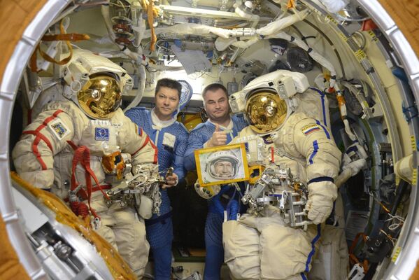 Cosmonautas russos Oleg Kononenko e Aleksei Obchinin se preparando para deixar a EEI e sair ao espaço - Sputnik Brasil