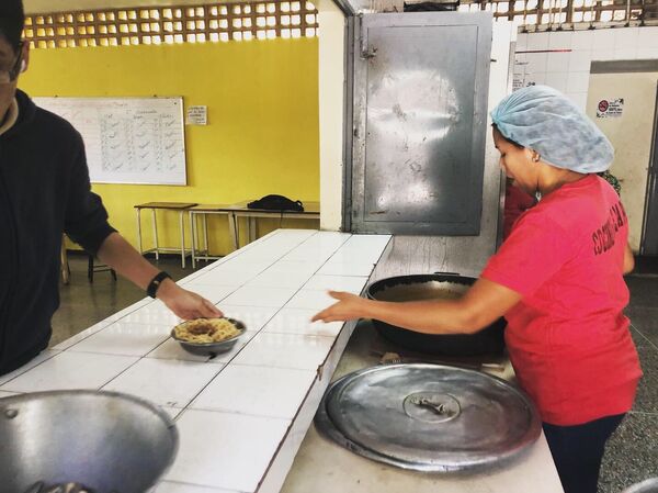 Hugo Chávez ainda estava vivo quando nasceu o programa Cozinheiras da Pátria: hoje, quase seis anos depois da morte de Chávez, é ainda mais importante - Sputnik Brasil