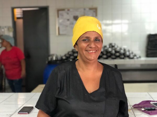 Nery, orgulhosa de ser uma Cozinheira da Pátria, diz que, embora a comida seja escassa, de alguma forma conseguem alimentar os jovens venezuelanos no colégio Peru em Lacroix - Sputnik Brasil