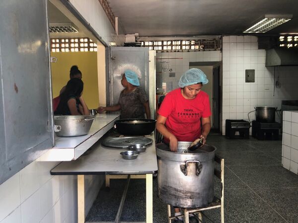 Na equipe das Cozinheiras da Pátria do Colégio Peru de Lacroix há nove pessoas que trabalham de sol a sol para alimentar os estudantes - Sputnik Brasil