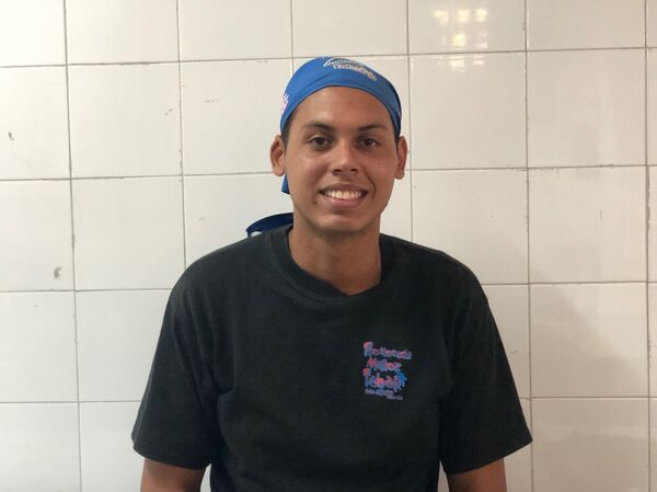 Brian, ex-aluno do Colégio Peru de Lacroix, sonha em se tornar um chef internacional; por enquanto, ajuda as Cozinheiras da Pátria a alimentar os jovens que, como ele, passaram pelos corredores do centro educativo - Sputnik Brasil