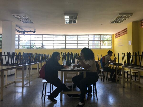 A comida pode ser escassa, mas os alunos nunca vão parar de comer: essa é a missão das Cozinheiras da Pátria - Sputnik Brasil