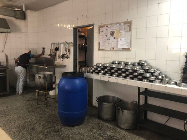 Em um dia há arroz com feijão, em outro – macarrão com carne moída. As Cozinheiras da Pátria preparam o que tem, o importante é alimentar as crianças - Sputnik Brasil