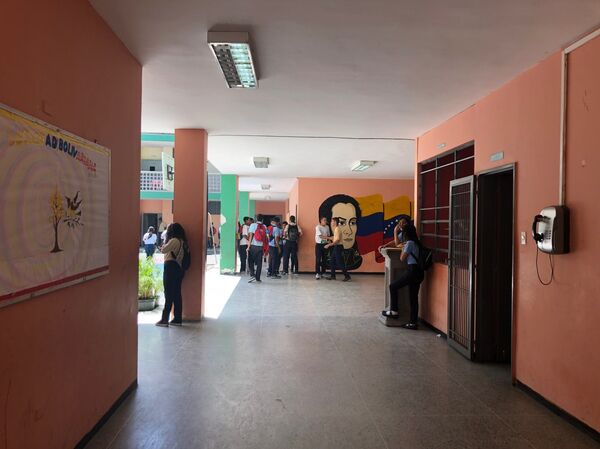 O Colégio Peru de Lacroix tem a marca de Simón Bolívar marcada, não só no espírito de seus alunos, mas também nas paredes - Sputnik Brasil