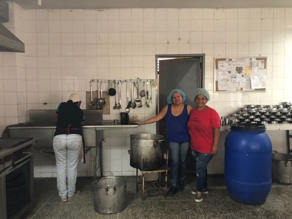 Uma forma de lutar contra a guerra econômica na Venezuela é alimentar os jovens que serão o futuro da Venezuela contra todas as probabilidades - Sputnik Brasil