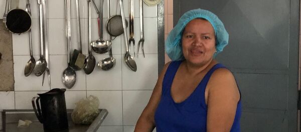 Lilibet disse que no Colégio Peru de Lacroix não havia água no dia em que estava falando com Sputnik, mas ela ainda carrega enormes baldes para poder fazer seu trabalho como cozinheira do país Lilibet disse que no Colégio Peru de Lacroix não havia água no dia em que estava falando com Sputnik, mas ela ainda carrega enormes baldes para poder fazer seu trabalho como cozinheira do país - Sputnik Brasil