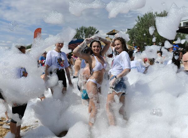 Participantes de festival de atividades de praia Batíscafo Amarelo na cidade de Saki, Crimeia - Sputnik Brasil
