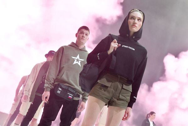 Modelos demonstram a nova coleção da Black Star Wear em Moscou - Sputnik Brasil