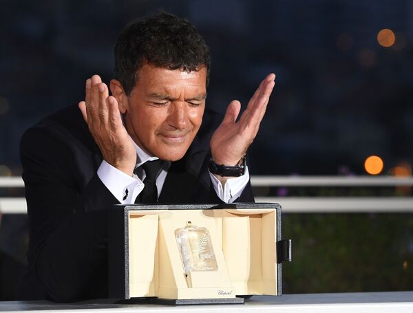 Ator Antonio Banderas, que ganhou o prêmio de melhor ator no filme Dor e Glória, participa da sessão de fotos na cerimônia de encerramento do 72º Festival de Cannes - Sputnik Brasil