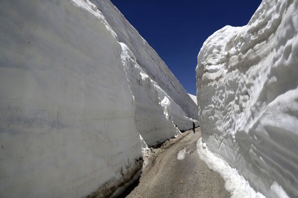 Caminho entre montes de neve de 10 metros de altura no norte do Líbano - Sputnik Brasil