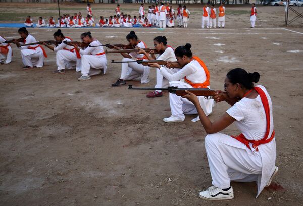 Participantes de movimento nacional hindu Durga Vahini mostram habilidades de autodefesa nos arredores da cidade indiana de Ahmedabad - Sputnik Brasil