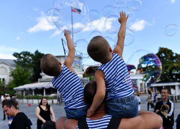 Irmãos tomam parte em desfile de gêmeos na cidade russa de Yalta, Crimeia - Sputnik Brasil