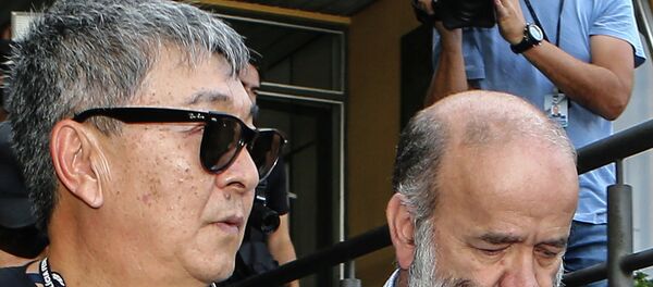 Newton Ishii, o 'japonês federal', escolta o ex-tesoureiro do Partido dos Trabalhadores (PT) para exames médicos após ter sido preso em Curitiba, em 16 de abril de 2015. - Sputnik Brasil