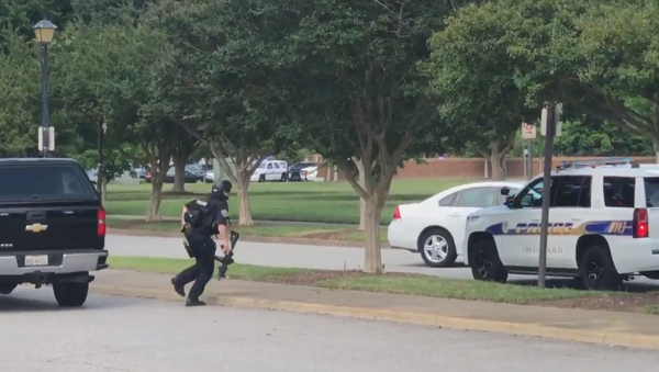 Police Officer responds to reports of a shooting in a Virginia Beach municipal center, May 31, 2019 - Sputnik Brasil
