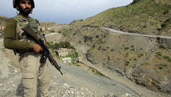 Um soldado do exército paquistanês de guarda na área tribal paquistanesa de Khyber, perto do posto fronteiriço de Torkham, entre o Paquistão e o Afeganistão. - Sputnik Brasil
