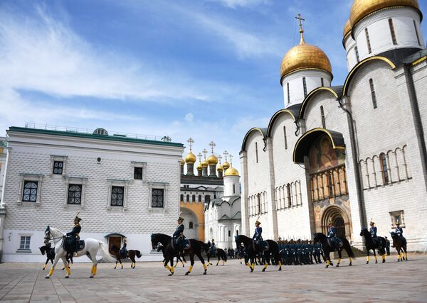 Cavaleiros da Guarda de Honra do Regimento Presidencial da Rússia entram na Praça das Catedrais no Kremlin - Sputnik Brasil