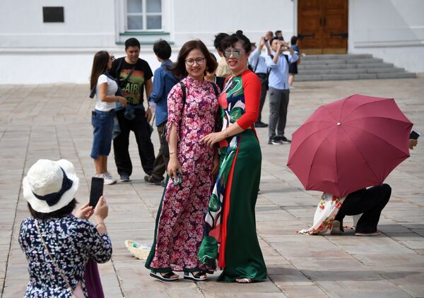 Espectadores na Cerimônia de Rendição da Guarda de Honra do Regimento Presidencial da Rússia tiram fotos na Praça das Catedrais no Kremlin - Sputnik Brasil