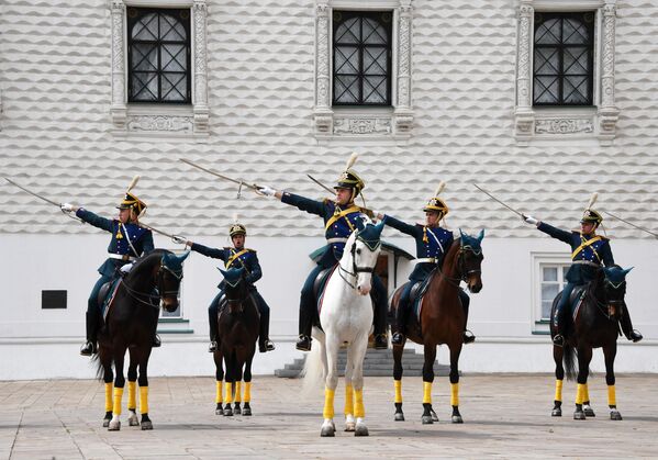 Cavaleiros da Guarda de Honra do Regimento Presidencial da Rússia desembainham sabres na Praça das Catedrais no Kremlin - Sputnik Brasil