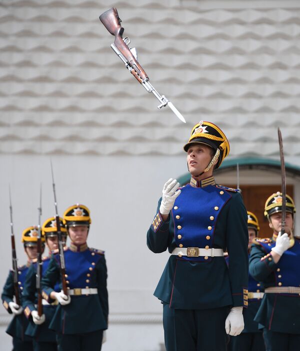 Carabina de militar da Guarda de Honra do Regimento Presidencial jogada ao ar na Praça das Catedrais no Kremlin - Sputnik Brasil