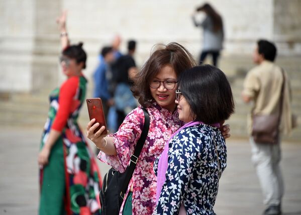 Espectadores na Cerimônia de Rendição da Guarda de Honra do Regimento Presidencial da Rússia tiram selfie na Praça das Catedrais no Kremlin - Sputnik Brasil