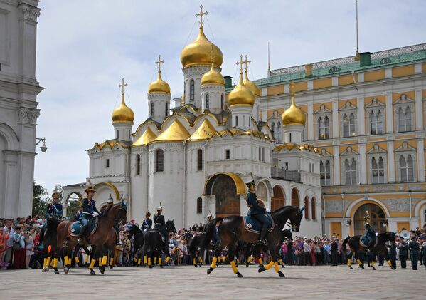 Cavaleiros da Guarda de Honra do Regimento Presidencial da Rússia demonstram elementos de equitação na Praça das Catedrais no Kremlin - Sputnik Brasil