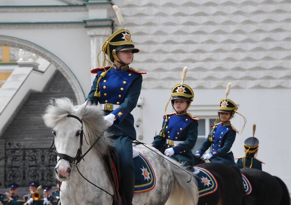 Jovens cavaleiros demonstram elementos de equitação na Praça das Catedrais no Kremlin - Sputnik Brasil