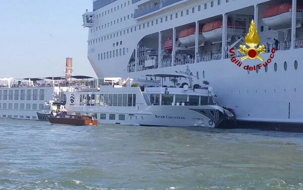 Navio de cruzeiro colide com embarcação turística em Veneza - Sputnik Brasil