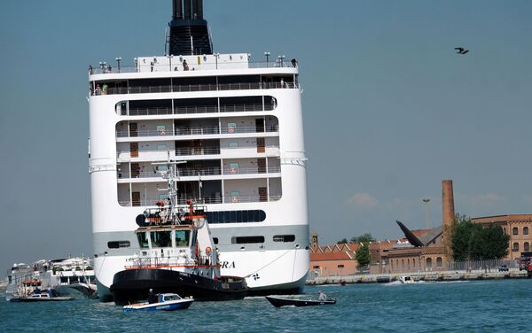 Navio de cruzeiro colide com embarcação turística em Veneza - Sputnik Brasil