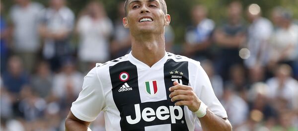 Cristiano Ronaldo sorri durante um amistoso entre as equipes A e B da Juventus, em Villar Perosa, perto de Turim, na Itália. - Sputnik Brasil
