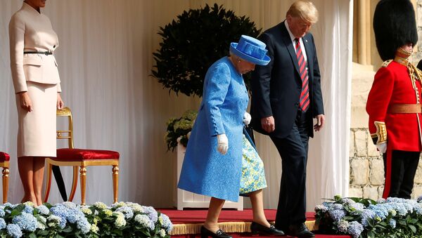 A primeira-dama Melania Trump, o presidente dos EUA, Donald Trump e a rainha da Grã-Bretanha, Elizabeth em visita ao Castelo de Windsor. - Sputnik Brasil