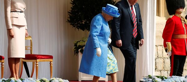 A primeira-dama Melania Trump, o presidente dos EUA, Donald Trump e a rainha da Grã-Bretanha, Elizabeth em visita ao Castelo de Windsor. - Sputnik Brasil