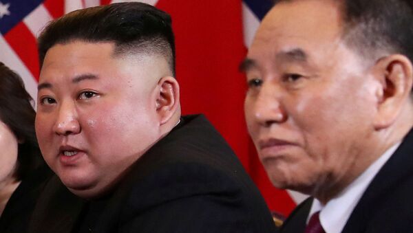 Kim Jong-un, líder norte-coreano com Kim Yong-chol, assistente próximo dele - Sputnik Brasil