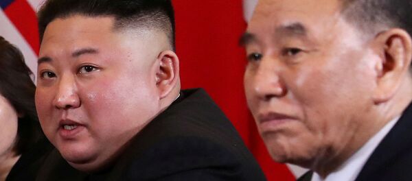 Kim Jong-un, líder norte-coreano com Kim Yong-chol, assistente próximo dele Kim Jong-un, líder norte-coreano com Kim Yong-chol, assistente próximo dele - Sputnik Brasil