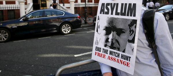 Fã do fundador do Wikileaks, Julian Assange, em frente à embaixada do Equador em Londres - Sputnik Brasil