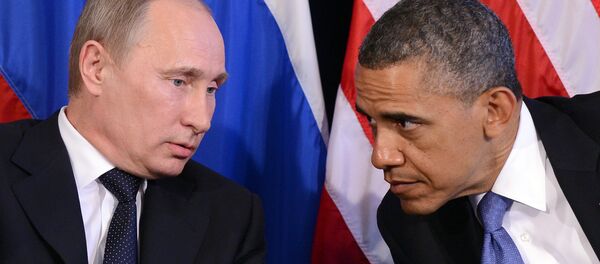 Barack Obama escuta Vladimir Putin - Sputnik Brasil
