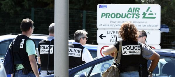 Polícia francesa no local do atentado em Saint-Quentin-Fallavier. - Sputnik Brasil