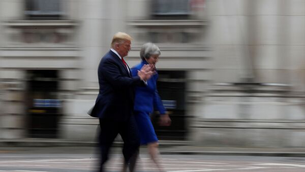 O presidente dos EUA, Donald Trump, e a primeira-ministra britânica, Theresa May, chegam para uma coletiva de imprensa conjunta em Londres, na Grã-Bretanha. - Sputnik Brasil