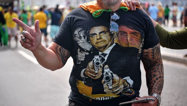 Manifestante veste camisa com imagem de Bolsonaro apontando armas durante protesto pró-governo, Rio de Janeiro, 26 de maio de 2019 - Sputnik Brasil