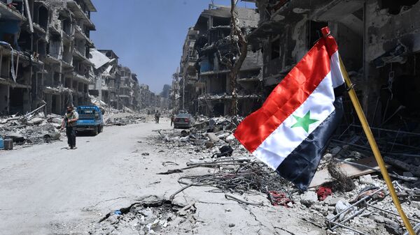 Bandeira síria no campo de refugiados palestino libertado de Yarmouk, no sul de Damasco, Síria (foto de arquivo) - Sputnik Brasil