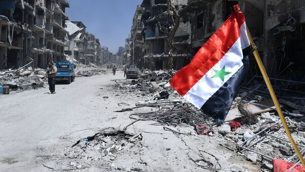 Bandeira síria no campo de refugiados palestiniano libertado de Yarmouk, no sul de Damasco, Síria (foto de arquivo) - Sputnik Brasil