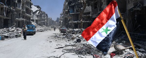 Bandeira síria no campo de refugiados palestiniano libertado de Yarmouk, no sul de Damasco, Síria (foto de arquivo) - Sputnik Brasil