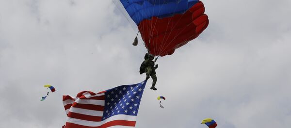 Tropas colombianas saltam de paraquedas em show de exercícios militares - Sputnik Brasil