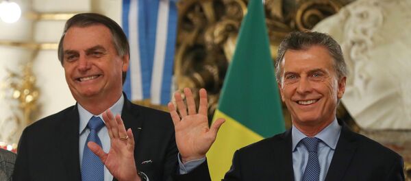 Jair Bolsonaro e Mauricio Macri acenam em salão da Casa Rosada, em Buenos Aires - Sputnik Brasil