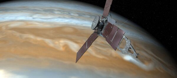 Imagem artística mostra nave espacial Juno da NASA voando perto de Júpiter, 19 de outubro de 2016 - Sputnik Brasil